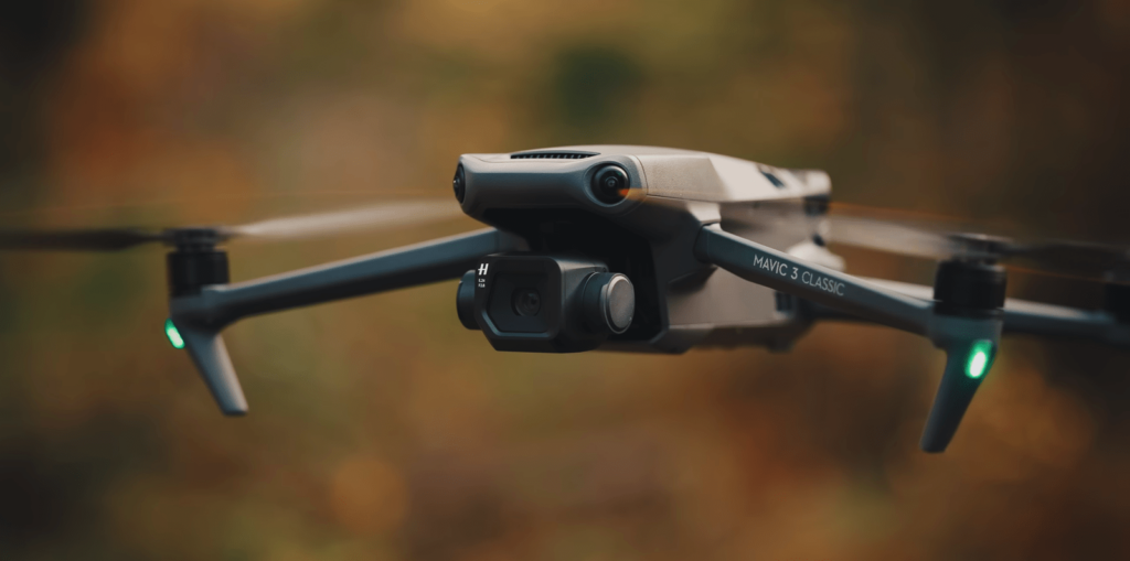DJI MAVIC 3 Classic Test Drohne DJI MAVIC 3 Classic, der Hintergrund ist ein verschwommener Wald.