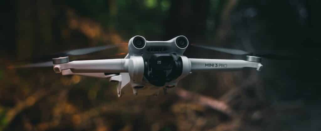 DJI Mini 3 Pro Vergleich Drohne DJI Mini 3 Pro fliegt, der Hintergrund ist verschwommen