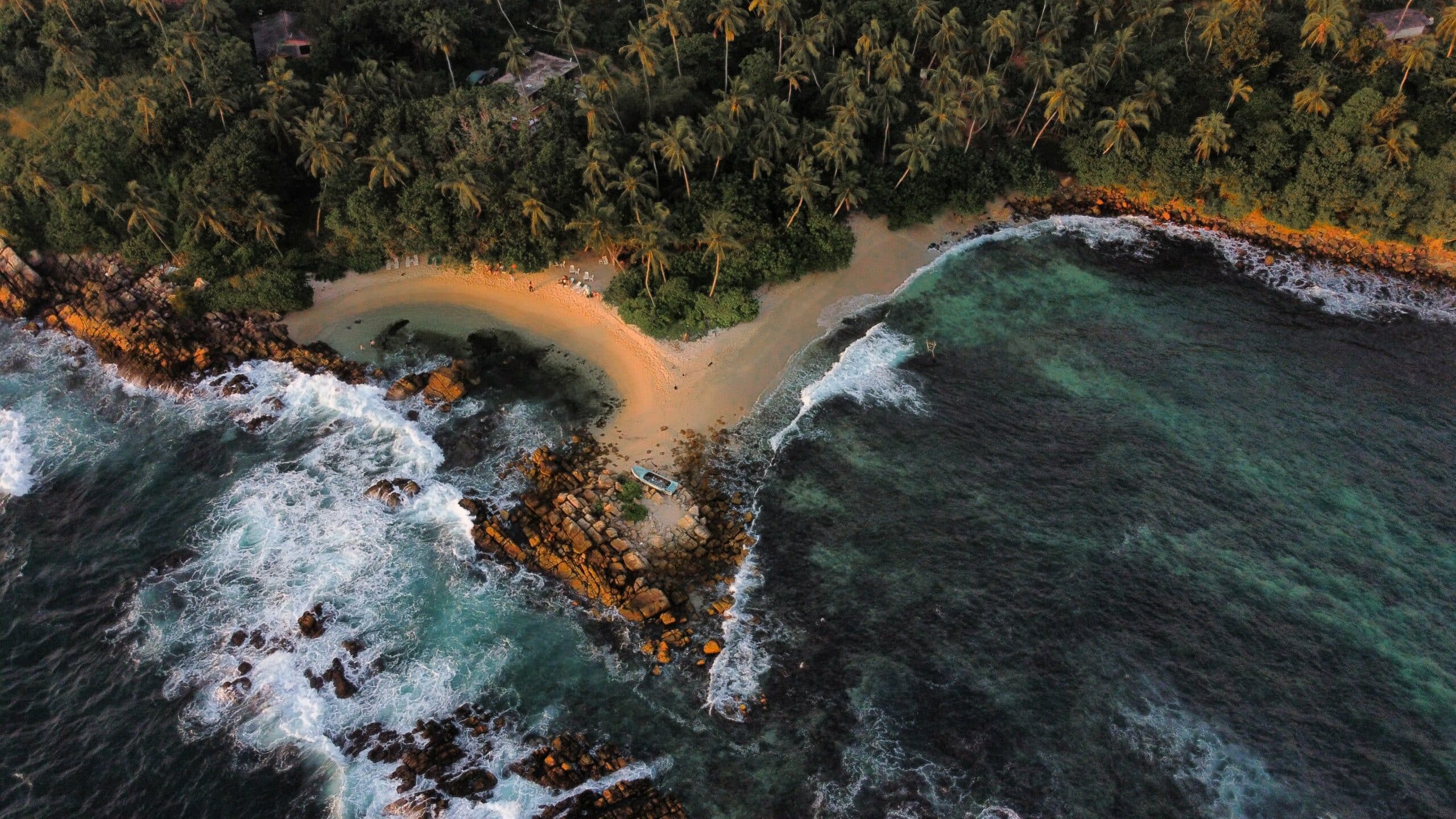 Drohnen Bild von Stein, Strand, Palmen und Wasser