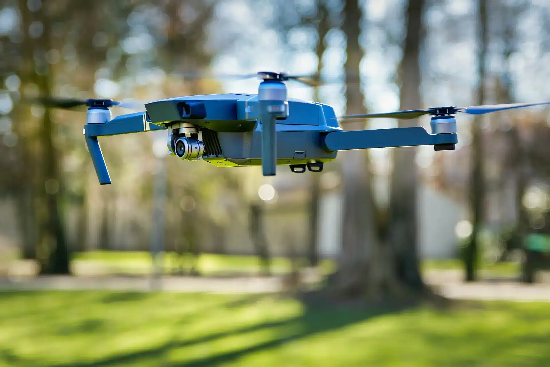 Eine Drohne fliegt in einem Park
