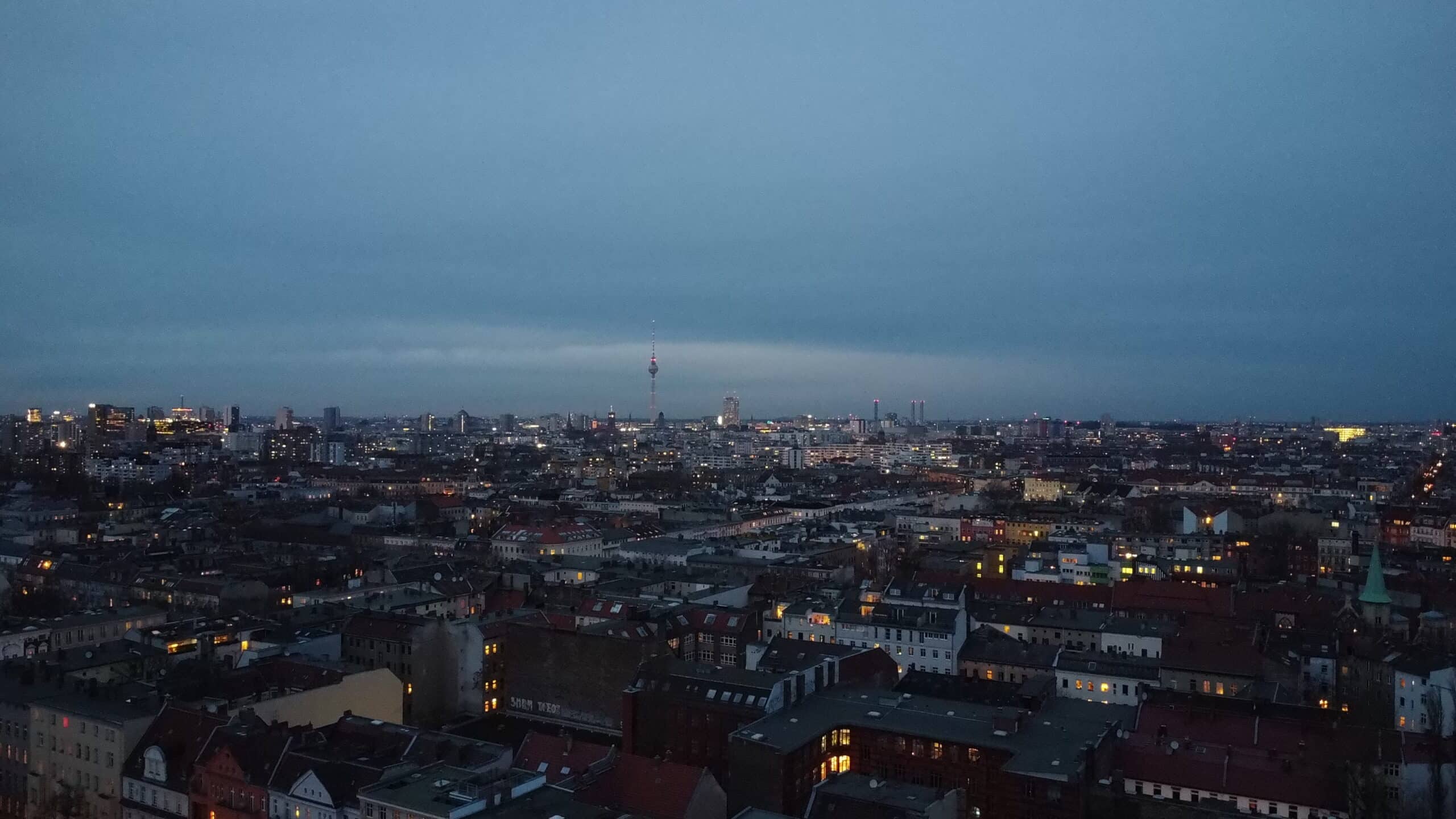 Drohnen Bild zeigt Berlin am Abend, im Hintergrund der Fernsehturm
