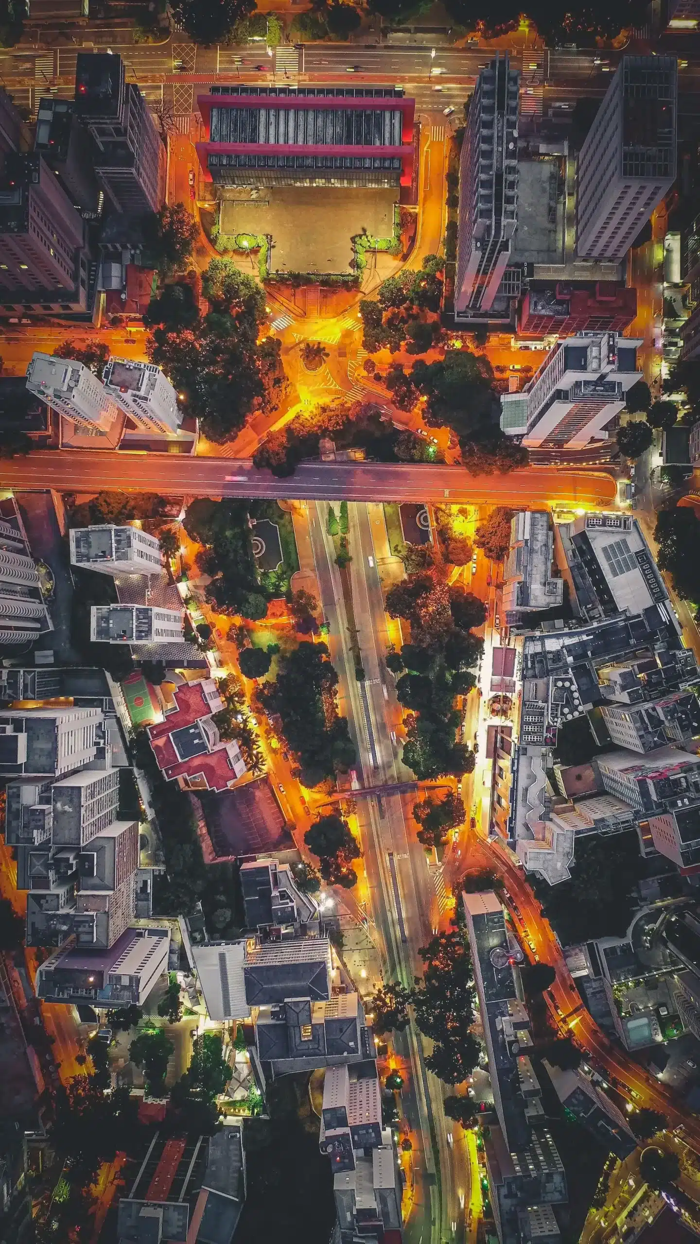eine Drohnenaufnahme zeigt eine Stadt von oben