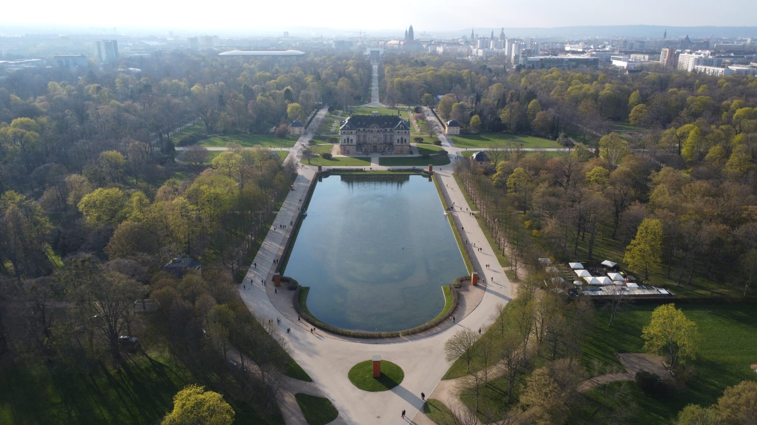 Drohnenaufnahme von dem Großer Garten in Dresden mit dem Palais