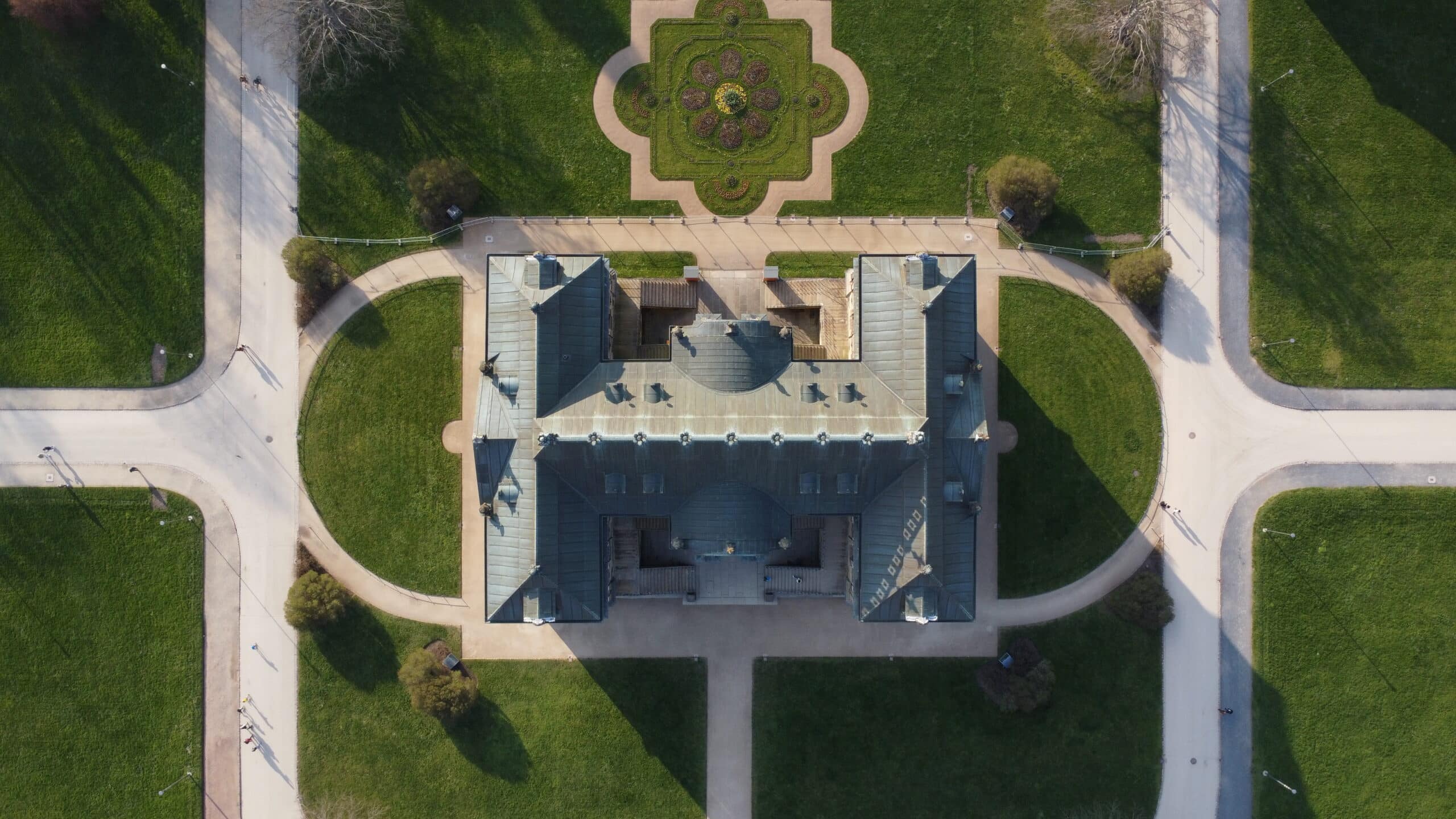 Drohnenaufnahme von oben von dem Palais im Großen Garten in Dresden