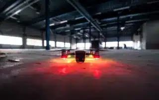 futuristisch aussehende Drohne mit LEDs am Boden