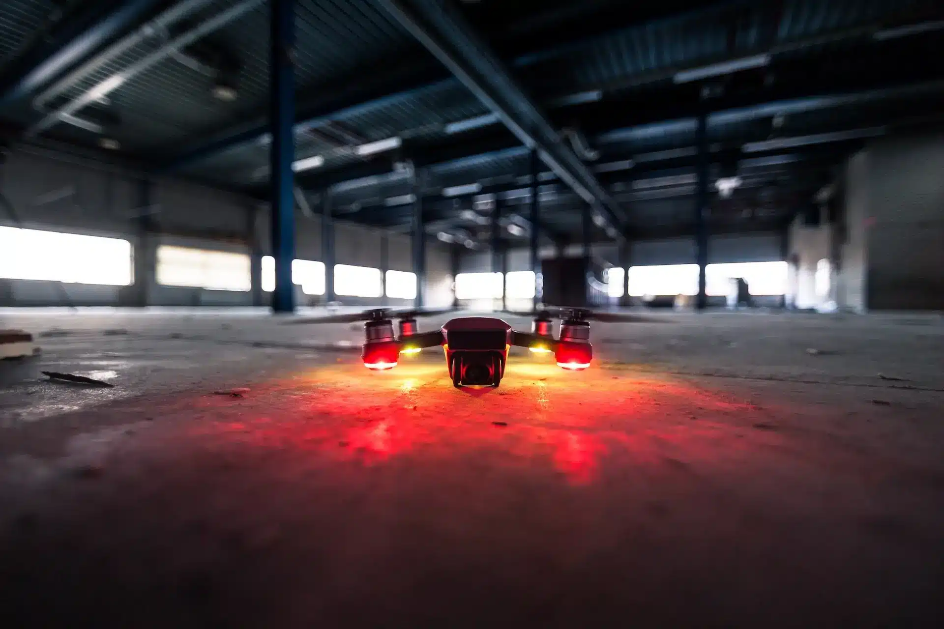 futuristisch aussehende Drohne mit LEDs am Boden